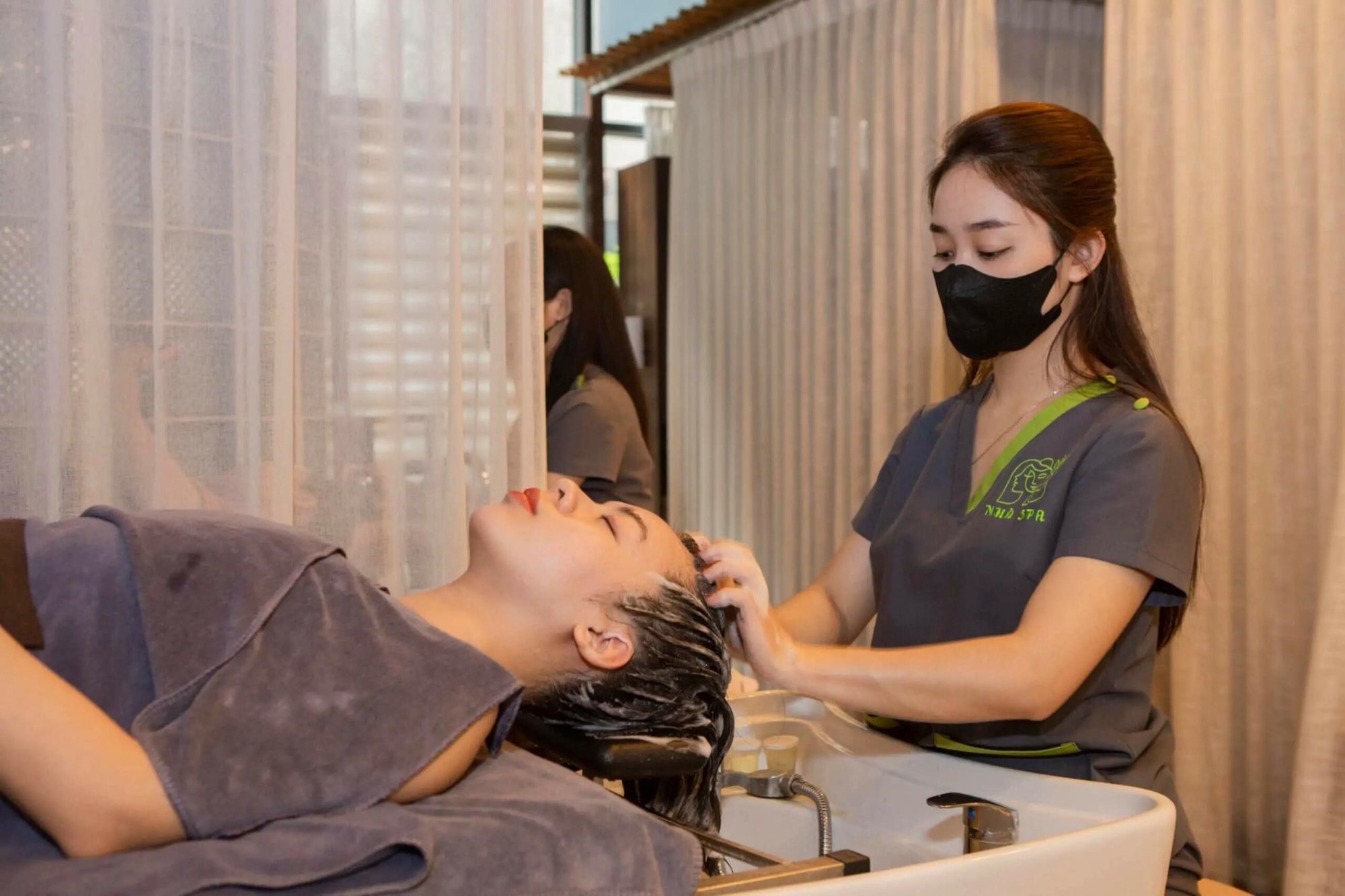 Gội đầu dưỡng sinh bằng thảo dược trong combo thư giãn tại Ánh Spa Đà Nẵng