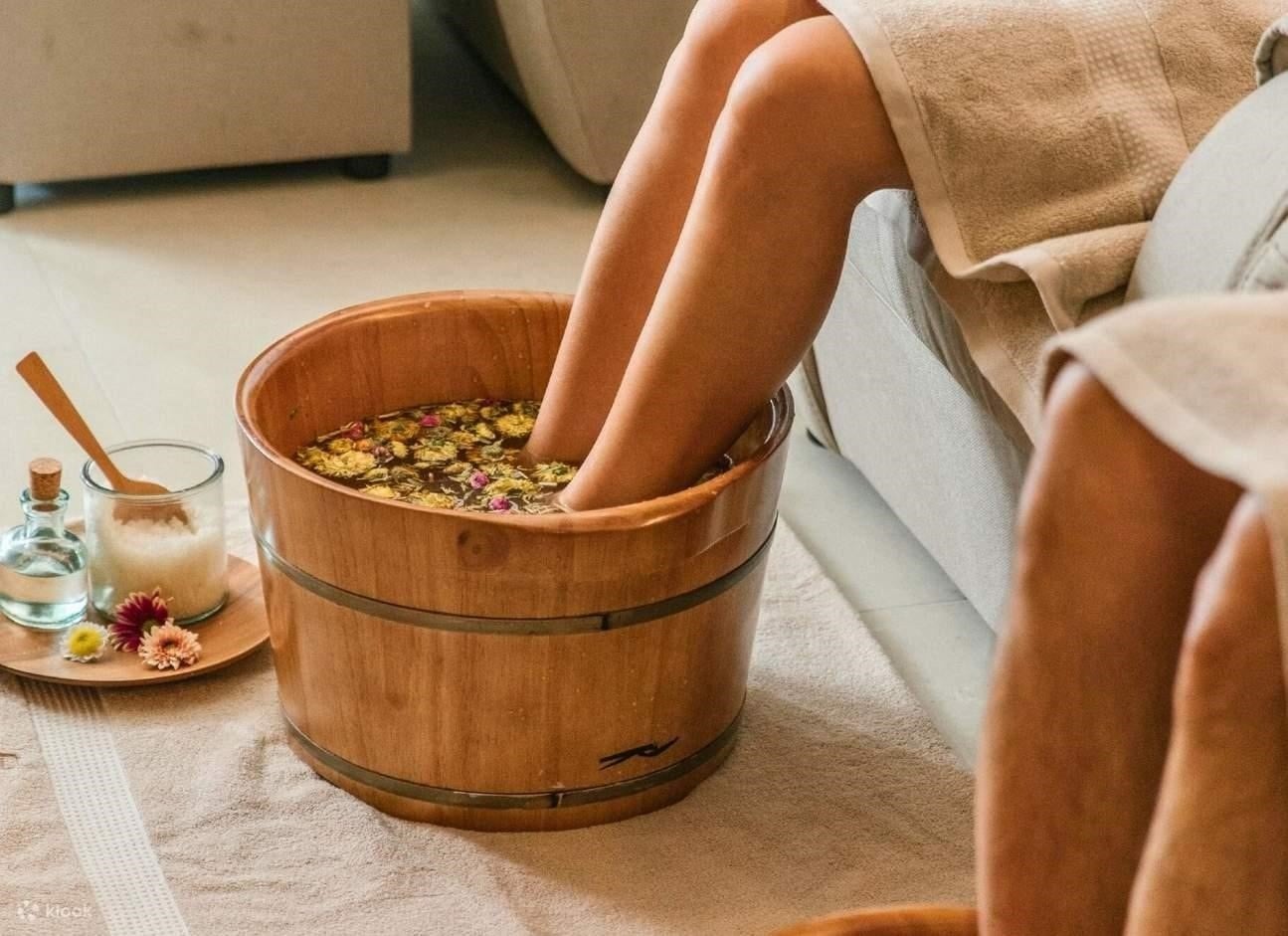 ホットストーンマッサージの前に行うハーブ足湯